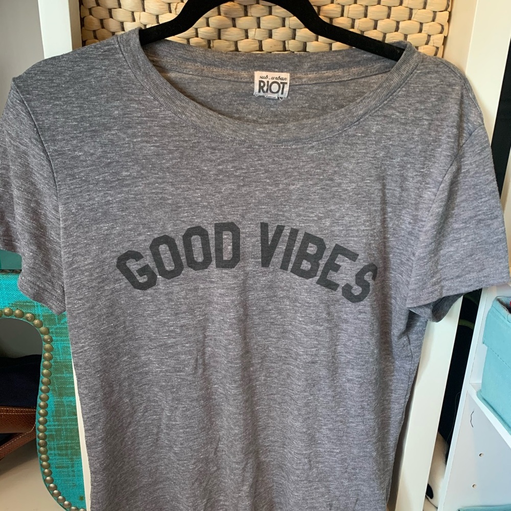 Grey good vibes tee